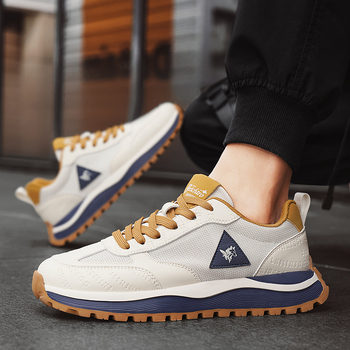 Ανδρικά sneakers με χοντρή σόλα, άνω μέρος από διχτυωτό ύφασμα, διαπνέουσα υφασμάτινη εσωτερική σόλα, διχρωμία ελαφριάς σόλας από καουτσούκ και πλαστικό, χαμηλό ύψος τακουνιού 1–3 cm