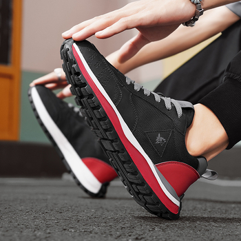 Ανδρικά sneakers με χοντρή σόλα, άνω μέρος από διχτυωτό ύφασμα, διαπνέουσα υφασμάτινη εσωτερική σόλα, διχρωμία ελαφριάς σόλας από καουτσούκ και πλαστικό, χαμηλό ύψος τακουνιού 1–3 cm