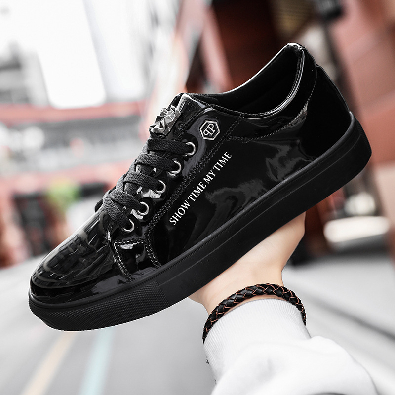 Muške skate tenisice – okrugla nosnica, gornji materijal od mikrovlakana, gumeni potplat, vezivanje na vezice