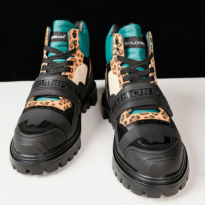 Leopard mintázatú Martin bakancsok, magas szárú, felső része szintetikus bőr, gumírozott talp, kerek orr, alacsony sarka 1–3 cm, csúszásmentes