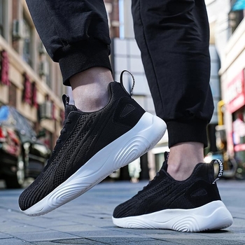 Muške sportske casual tenisice s niskim gornjim dijelom i šnuralom; gornji dio od tekstila; pjenasti potplat; unutarnja mreža; visina pete 3–5 cm