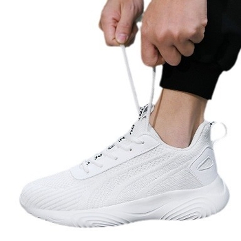 Muške sportske casual tenisice s niskim gornjim dijelom i šnuralom; gornji dio od tekstila; pjenasti potplat; unutarnja mreža; visina pete 3–5 cm