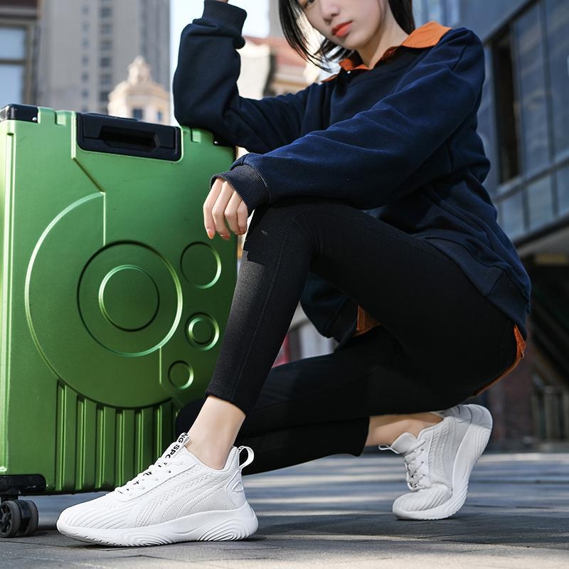 Muške sportske casual tenisice s niskim gornjim dijelom i šnuralom; gornji dio od tekstila; pjenasti potplat; unutarnja mreža; visina pete 3–5 cm