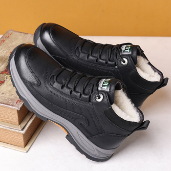 Ανδρικά μποτάκια χιονιού, με ψηλό ύψος, επάνω μέρος: δέρμα βοδινού split, εσωτερική επένδυση: συνθετικό κοντό γούνα, αντιολισθητική σόλα από καουτσούκ, ανάγλυφη επιφάνεια