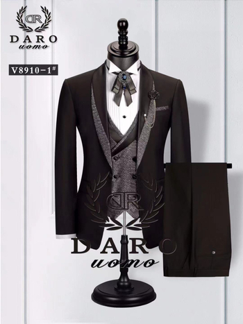 Костюм от три части – европейски стил, свободна кройка, зелена плодова яка, еднободна планка, основен плат: ацетатни влакна