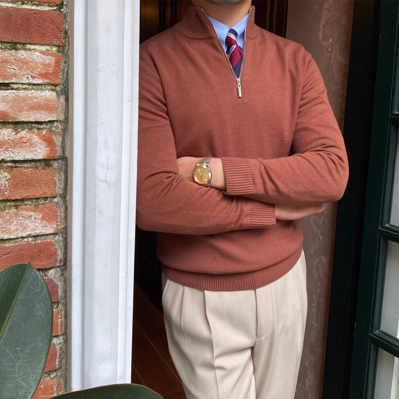 Muški pleteni džemper s stojećim ovratnikom i zatvaračem, dugi rukavi, uski kroj