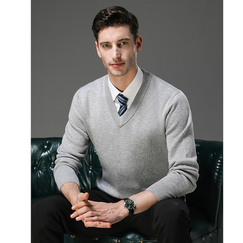 Ανδρικό πουλόβερ μαλλιού με V-λαιμό, παχύ πλέξιμο, μαλλί 30–35% με ακρυλικό, στενή γραμμή, μεσαίο μήκος 65–80 εκ