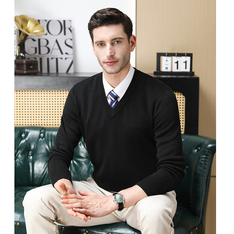 Ανδρικό πουλόβερ μαλλιού με V-λαιμό, παχύ πλέξιμο, μαλλί 30–35% με ακρυλικό, στενή γραμμή, μεσαίο μήκος 65–80 εκ