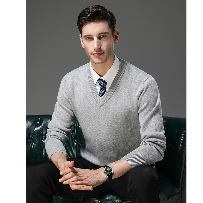 Ανδρικό πουλόβερ μαλλιού με V-λαιμό, παχύ πλέξιμο, μαλλί 30–35% με ακρυλικό, στενή γραμμή, μεσαίο μήκος 65–80 εκ