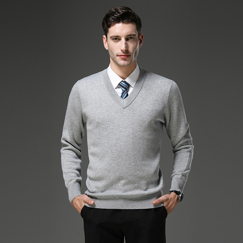 Ανδρικό πουλόβερ μαλλιού με V-λαιμό, παχύ πλέξιμο, μαλλί 30–35% με ακρυλικό, στενή γραμμή, μεσαίο μήκος 65–80 εκ