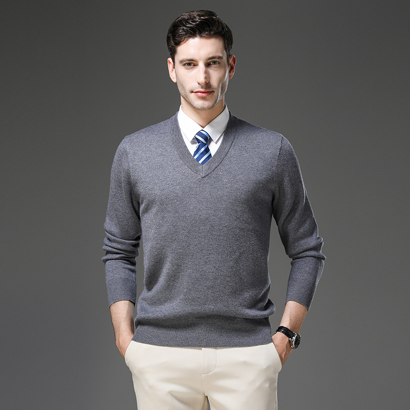 Ανδρικό πουλόβερ μαλλιού με V-λαιμό, παχύ πλέξιμο, μαλλί 30–35% με ακρυλικό, στενή γραμμή, μεσαίο μήκος 65–80 εκ