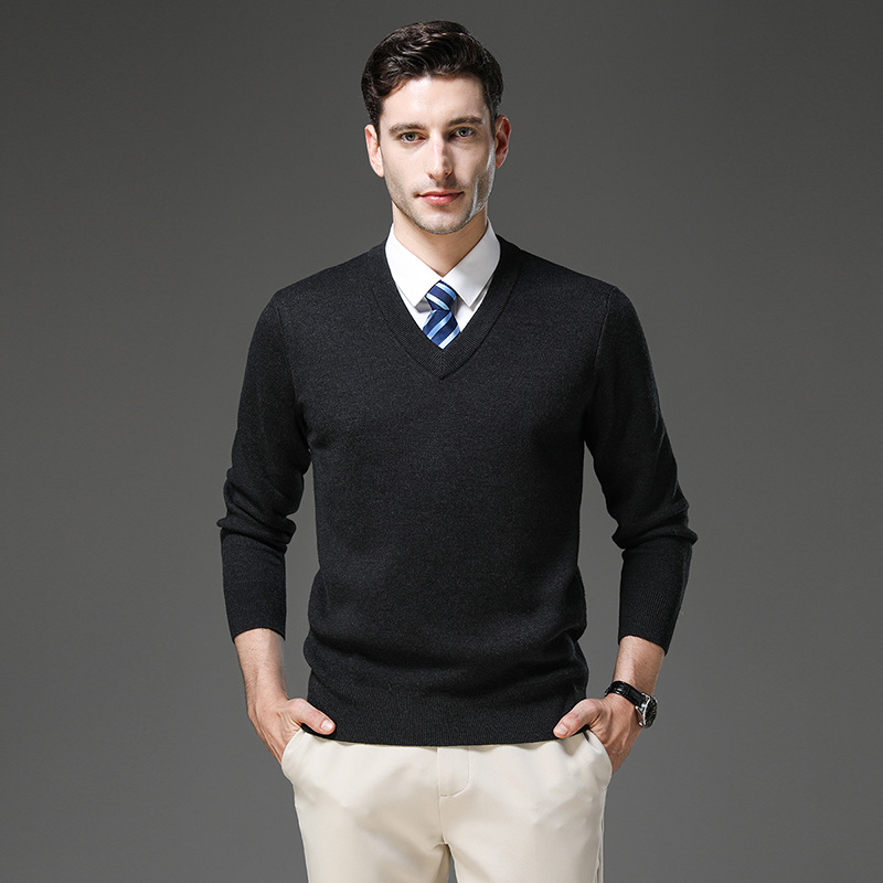 Ανδρικό πουλόβερ μαλλιού με V-λαιμό, παχύ πλέξιμο, μαλλί 30–35% με ακρυλικό, στενή γραμμή, μεσαίο μήκος 65–80 εκ