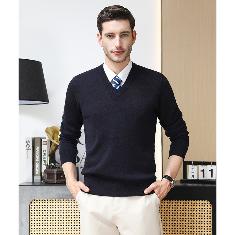 Ανδρικό πουλόβερ μαλλιού με V-λαιμό, παχύ πλέξιμο, μαλλί 30–35% με ακρυλικό, στενή γραμμή, μεσαίο μήκος 65–80 εκ