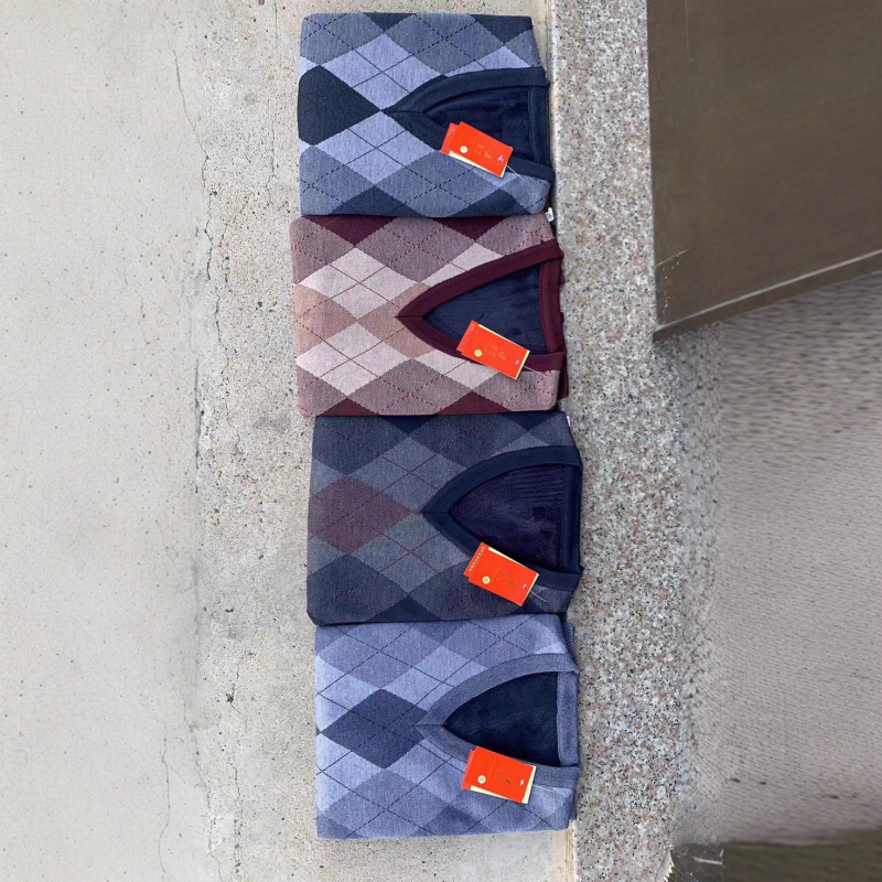 Férfi ujjatlan mellény V-nyakkal, kockás mintázatú gyapjúkeverékből, vastag kötés, lazább szabás