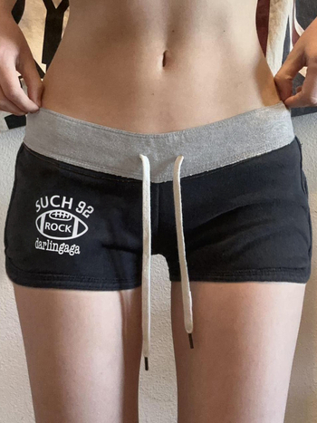 Дамски улични фитнес къси панталони – панелен колан, печат с букви, три четвърти дължина, нисък талия, полиестер със смес от памук и спандекс
