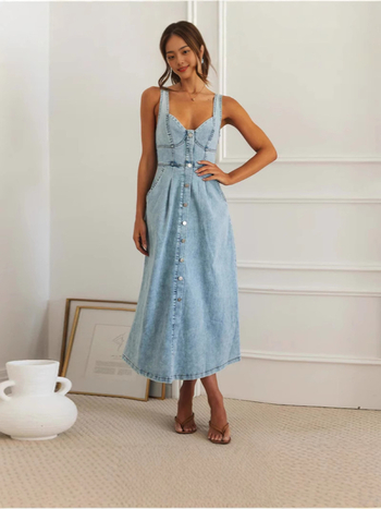 Φόρεμα τζιν χωρίς μανίκια, μίγμα βαμβακιού-πολυεστέρα, γραμμή Α, μεσαίο μήκος, μπροστινό κλείσιμο με ένα κουμπί