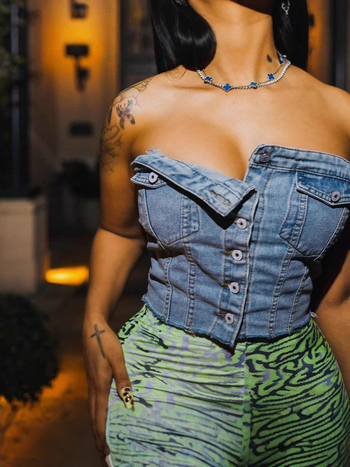 Mellkas-wrap felső, szoros szabású, vállpánt nélküli, mikroelasztikus, rendkívül rövid hosszúságú