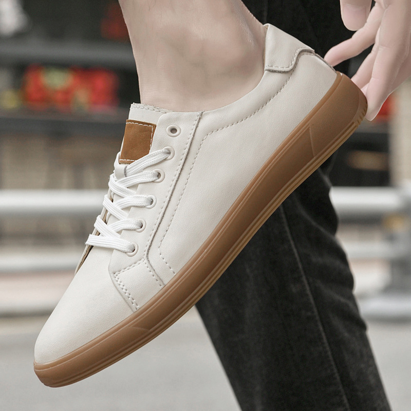 Férfi sneakers másodlagos rétegű marhabőr felsőrésszel, gumitalp, alacsony szár, kerek orr, fűzővel záródó