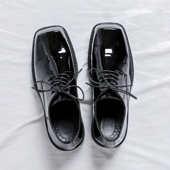 Ανδρικά casual παπούτσια με τετράγωνη μύτη, πατενταρισμένο δέρμα, μεσαίο ύψος τακουνιού 3–5 cm, φαρδιά σόλα, άνω από μικροϊνές.