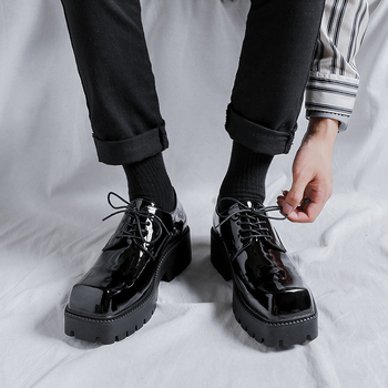 Ανδρικά casual παπούτσια με τετράγωνη μύτη, πατενταρισμένο δέρμα, μεσαίο ύψος τακουνιού 3–5 cm, φαρδιά σόλα, άνω από μικροϊνές.