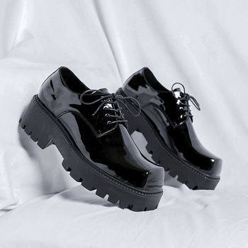 Ανδρικά casual παπούτσια με τετράγωνη μύτη, πατενταρισμένο δέρμα, μεσαίο ύψος τακουνιού 3–5 cm, φαρδιά σόλα, άνω από μικροϊνές.