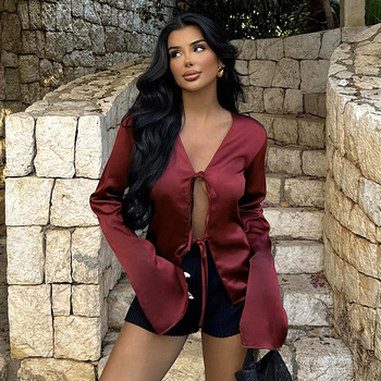 Топ сатен с V-образно деколте, лейси за връзване и камбановидни ръкави; полиестер 80-90%