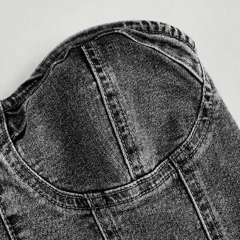 Denim mellény melltámaszokkal, váll nélkül, karcsú szabás, rövid fazon, kockás mintázat — Nyár 2025