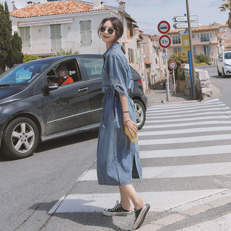 Rochie din denim cu talie definită, guler polo, mâneci scurte, croială în A, lungă