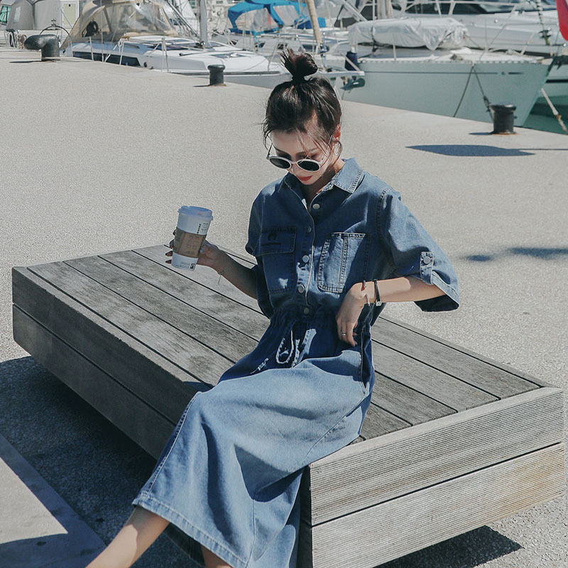 Rochie din denim cu talie definită, guler polo, mâneci scurte, croială în A, lungă