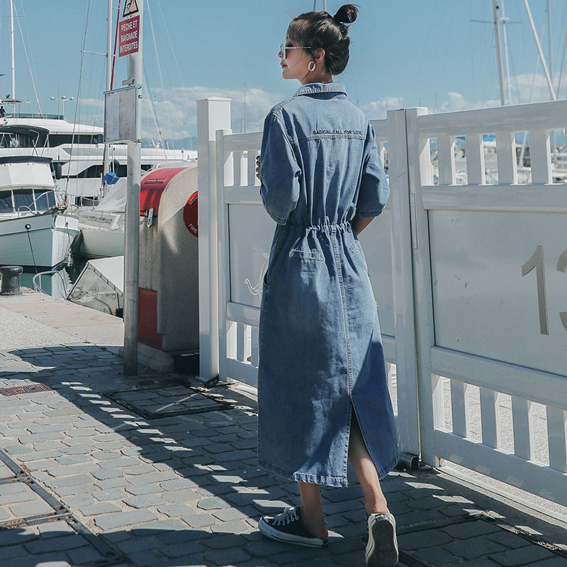 Rochie din denim cu talie definită, guler polo, mâneci scurte, croială în A, lungă
