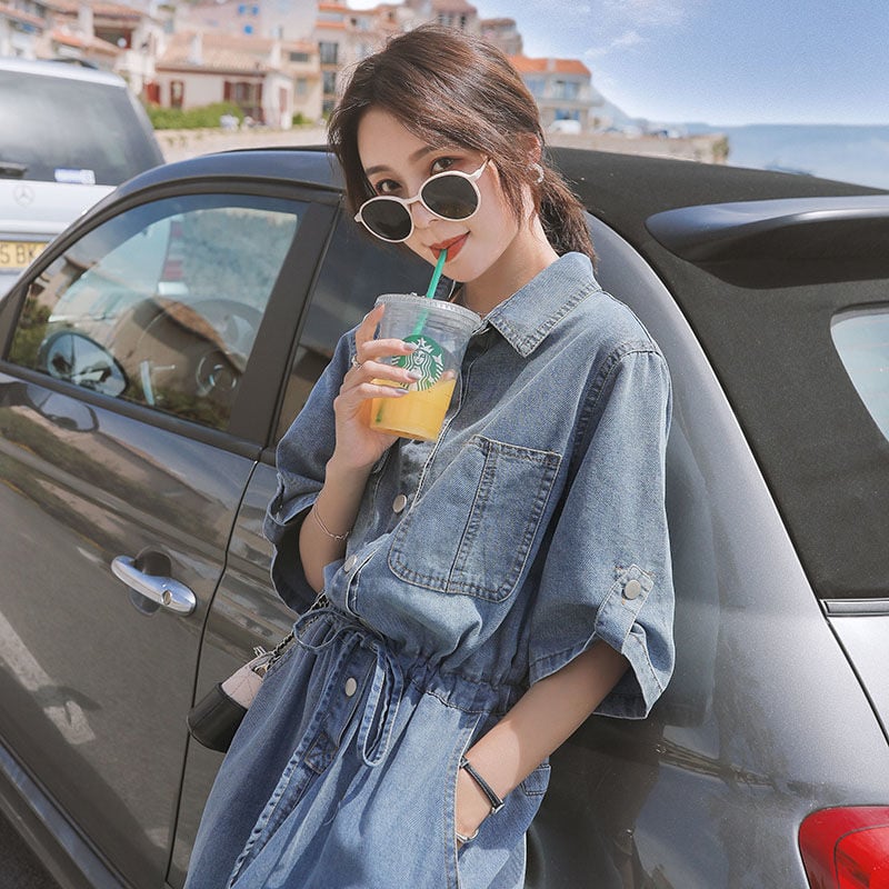 Rochie din denim cu talie definită, guler polo, mâneci scurte, croială în A, lungă