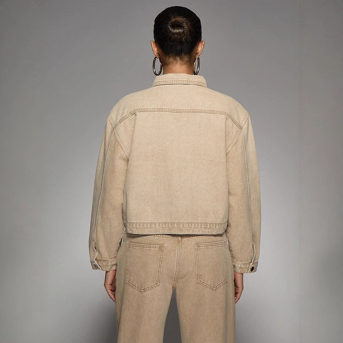 Moteriška džinsinė striukė su apykakle, ilgos rankovės, vienos eilės užsegimas, retro įkvėpta, pavasaris 2025