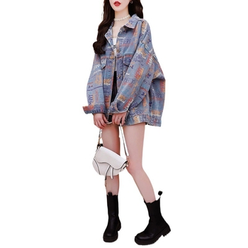 Moteriška džinsinė striukė hiphop stiliuje, korejietiško įkvėpimo laisvas kirpimas, polo apykaklė, ilgos rankovės bat stiliaus, koliažo detalės, storesnis džinsas