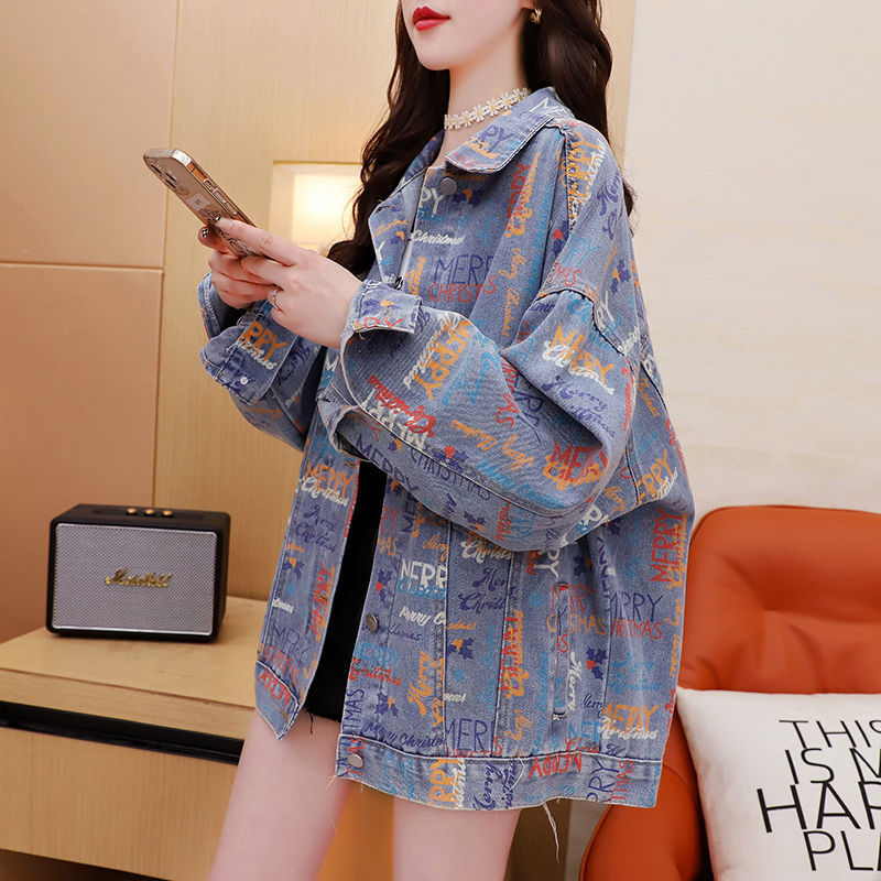 Moteriška džinsinė striukė hiphop stiliuje, korejietiško įkvėpimo laisvas kirpimas, polo apykaklė, ilgos rankovės bat stiliaus, koliažo detalės, storesnis džinsas