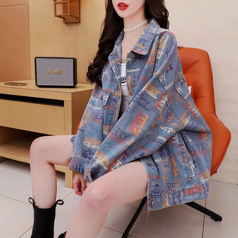 Moteriška džinsinė striukė hiphop stiliuje, korejietiško įkvėpimo laisvas kirpimas, polo apykaklė, ilgos rankovės bat stiliaus, koliažo detalės, storesnis džinsas