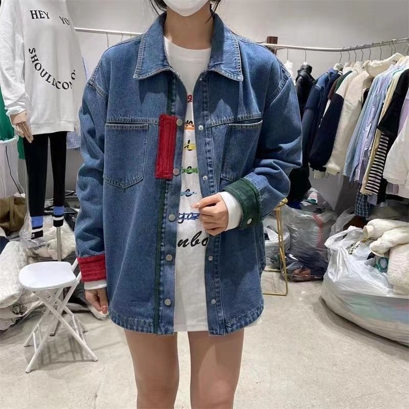 Moteriška džinsinė striukė hiphop stiliuje, korejietiško įkvėpimo laisvas kirpimas, polo apykaklė, ilgos rankovės bat stiliaus, koliažo detalės, storesnis džinsas