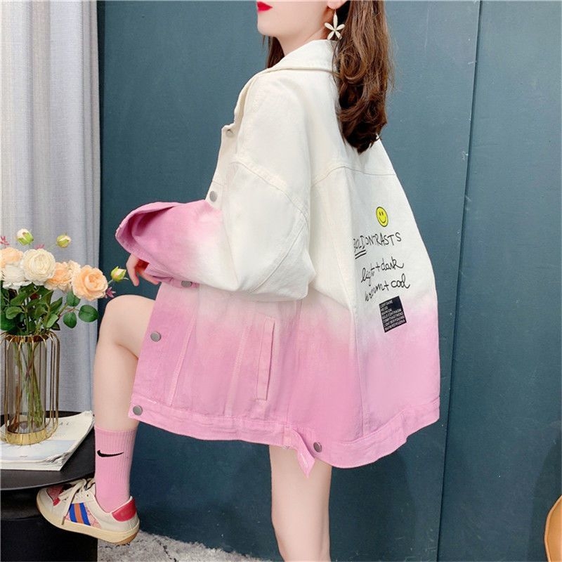 Moteriška džinsinė striukė hiphop stiliuje, korejietiško įkvėpimo laisvas kirpimas, polo apykaklė, ilgos rankovės bat stiliaus, koliažo detalės, storesnis džinsas