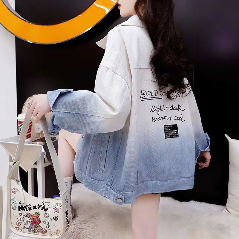 Moteriška džinsinė striukė hiphop stiliuje, korejietiško įkvėpimo laisvas kirpimas, polo apykaklė, ilgos rankovės bat stiliaus, koliažo detalės, storesnis džinsas