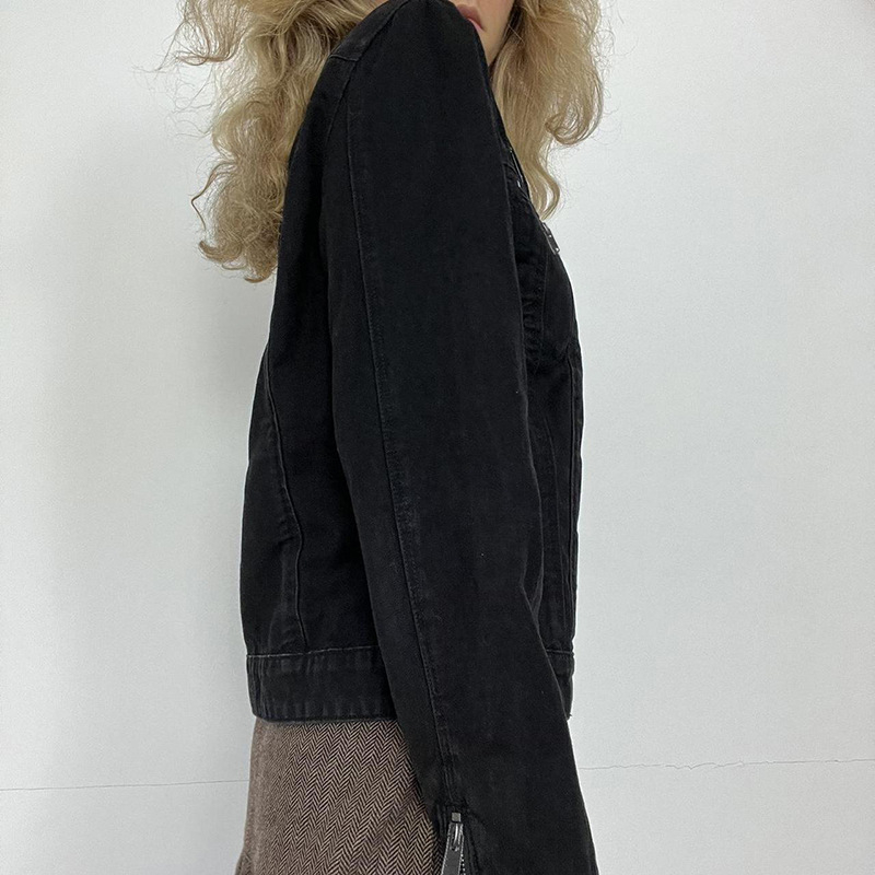 Džinsinė striukė, siauras siluetas, ilgomis rankovėmis, stand-up apykaklė, užtrauktukų kišenės, 70–80% medvilnės