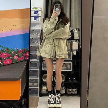 Moteriška džinsinė striukė - laisvas kirpimas, polo apykaklė, ilgos rankovės, geometrinis raštas, 70–80% medvilnė