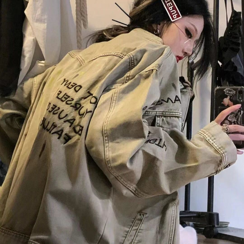 Moteriška džinsinė striukė - laisvas kirpimas, polo apykaklė, ilgos rankovės, geometrinis raštas, 70–80% medvilnė