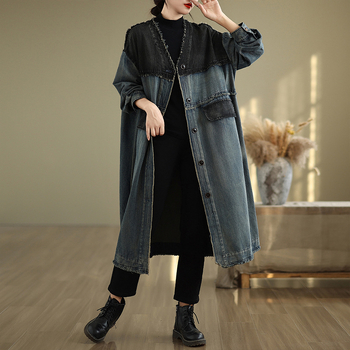 Džinsinis trench coat su V kaklu, ilgomis rankovėmis, laisvas kirpimas, ilgas ilgis, užsegimas vienos eilės su keliais sagomis