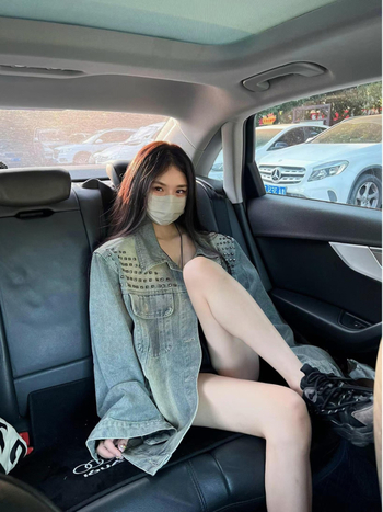 Džinsinė striukė su kniedėmis, laisvas kirpimas, polo apykaklė, ilgos rankovės, ilgis 50–65 cm