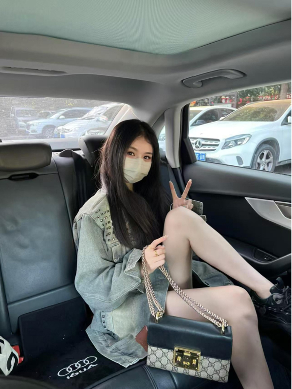 Džinsinė striukė su kniedėmis, laisvas kirpimas, polo apykaklė, ilgos rankovės, ilgis 50–65 cm