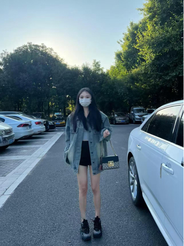 Džinsinė striukė su kniedėmis, laisvas kirpimas, polo apykaklė, ilgos rankovės, ilgis 50–65 cm