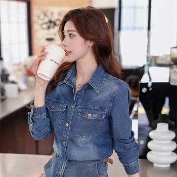 Πουκάμισο από ντένιμ με 70–80% βαμβάκι, μονόχρωμο, με τσέπες και ρετρό στυλ, μακριά μανίκια, κολάρο πόλο