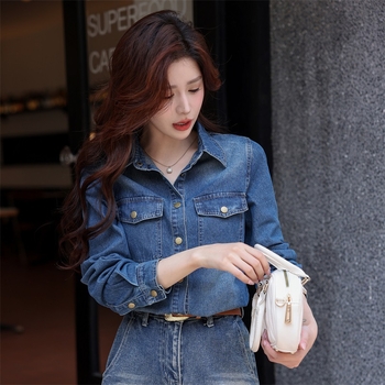 Πουκάμισο από ντένιμ με 70–80% βαμβάκι, μονόχρωμο, με τσέπες και ρετρό στυλ, μακριά μανίκια, κολάρο πόλο