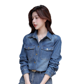 Πουκάμισο από ντένιμ με 70–80% βαμβάκι, μονόχρωμο, με τσέπες και ρετρό στυλ, μακριά μανίκια, κολάρο πόλο