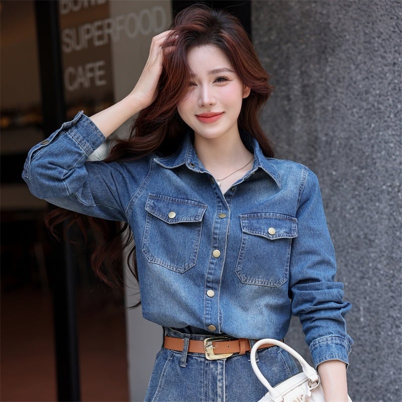 Πουκάμισο από ντένιμ με 70–80% βαμβάκι, μονόχρωμο, με τσέπες και ρετρό στυλ, μακριά μανίκια, κολάρο πόλο