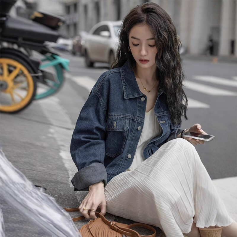 Trumpa džinsinė striukė su polo apykakle, ilgos rankovės, laisvas kirpimas, medvilnės audinys, ruduo 2024